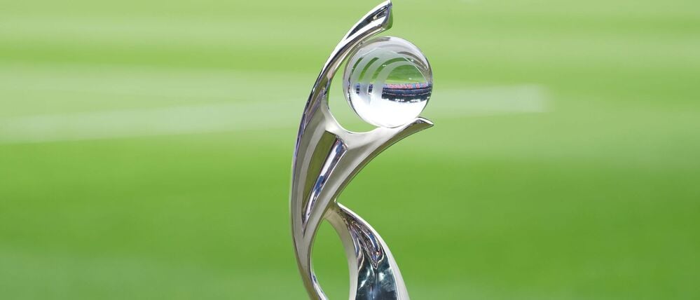 Die Trophäe für die Fußball-EM der Frauen.