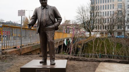 Um die vom Zentrum für Politische Schönheit vor dem Konrad-Adenauer-Haus aufgestellten Statue von Walter Lübcke gibt es weiter Diskussionen.