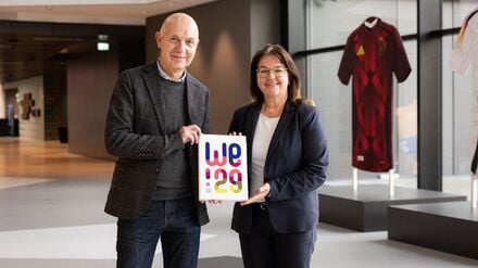 Die DFB-Spitzenfunktionäre Bernd Neuendorf und Heike Ullrich dürfen sich über den Zuschlag für die EM 2029 freuen. (Archivbild)