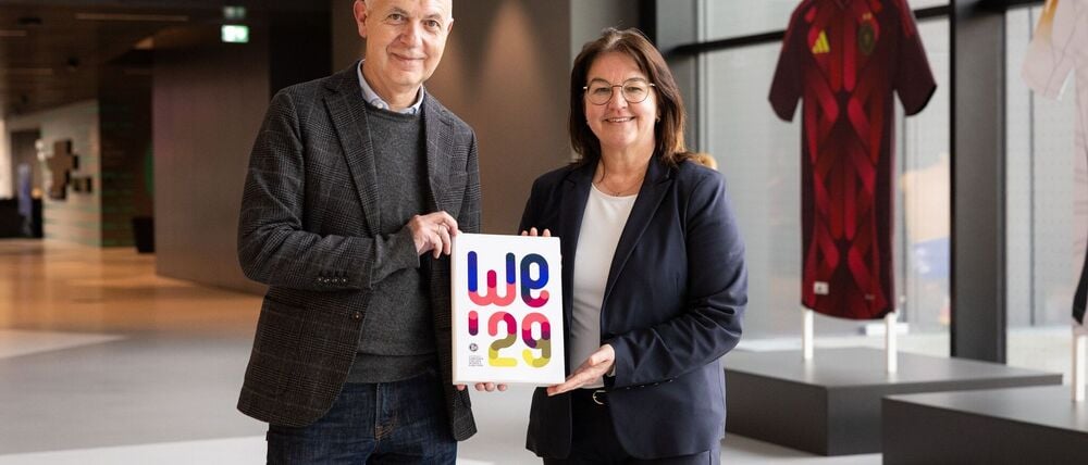 Die DFB-Spitzenfunktionäre Bernd Neuendorf und Heike Ullrich dürfen sich über den Zuschlag für die EM 2029 freuen. (Archivbild)