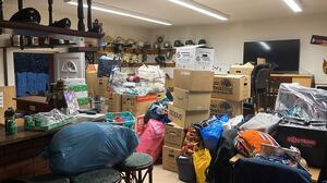 Die Kisten mit Sachspenden für die betroffene Familie stapelten sich bis unter die Decke des Gebäudes der Freiwilligen Feuerwehr.