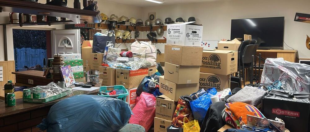 Die Kisten mit Sachspenden für die betroffene Familie stapelten sich bis unter die Decke des Gebäudes der Freiwilligen Feuerwehr.