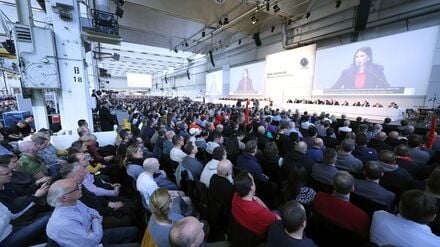 Die Betriebsratsvorsitzende Daniela Cavallo berichtete vor Tausenden Beschäftigten in Halle 11 über die Stimmung in der Belegschaft.