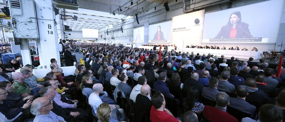 Die Betriebsratsvorsitzende Daniela Cavallo berichtete vor Tausenden Beschäftigten in Halle 11 über die Stimmung in der Belegschaft.