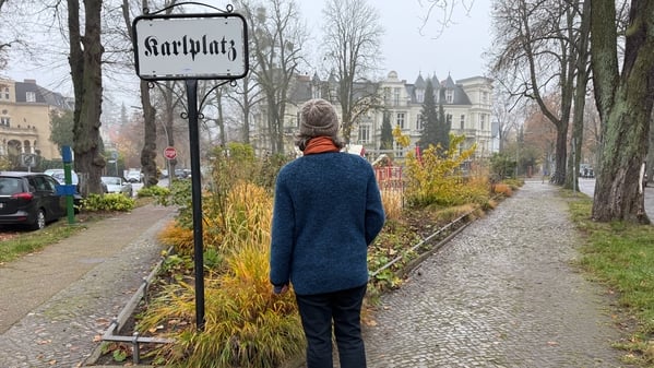 Die Stiftung Kleine Plätze kümmert sich um Stadtplätze in Berlin. In Steglitz-Zehlendorf gehören in Lichterfelde der Johanneskirchplatz und der Karlplatz zum Projekt-Portfolio der Stiftung. Gundhild Brockmann ist die Vorstandsvorsitzende der Stiftung.