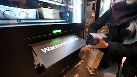 Schnäppchen oder Schrott? Die Blind Packs am Potsdamer Hauptbahnhof wecken die Neugier vieler Potsdamer.