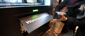 Schnäppchen oder Schrott? Die Blind Packs am Potsdamer Hauptbahnhof wecken die Neugier vieler Potsdamer.