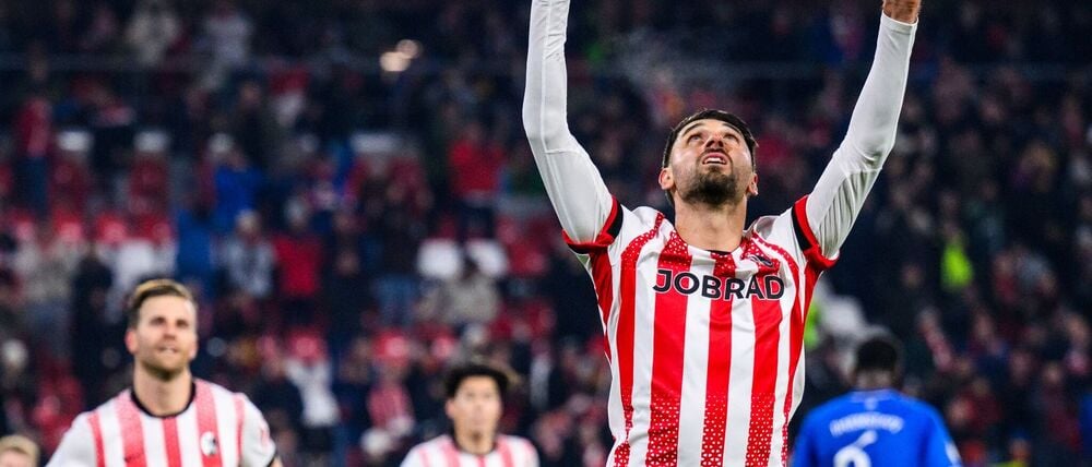 Grifo trifft schon wieder: Der Offensivspieler verwandelte den Elfmeter zum 1:0.