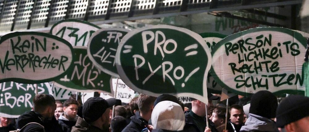 Am ersten Tag der Innenministerkonferenz in Bremen haben Hunderte Fußballfans gegen verschärfte Sicherheitsmaßnahmen beim Fußball demonstriert.