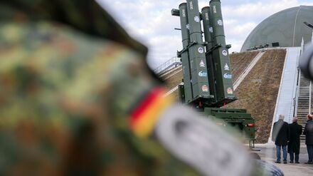 Das Flugabwehrsystem Arrow 3 soll der Frühwarnung und der Bekämpfung von anfliegenden ballistischen Flugkörpern außerhalb der Erdatmosphäre dienen. Die Bundeswehr hat es als Reaktion auf die Bedrohung durch Russland beschafft.