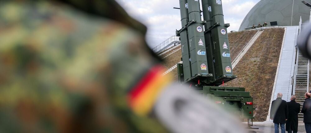 Das Flugabwehrsystem Arrow 3 soll der Frühwarnung und der Bekämpfung von anfliegenden ballistischen Flugkörpern außerhalb der Erdatmosphäre dienen. Die Bundeswehr hat es als Reaktion auf die Bedrohung durch Russland beschafft. 