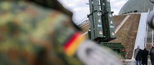 Das Flugabwehrsystem Arrow 3 soll der Frühwarnung und der Bekämpfung von anfliegenden ballistischen Flugkörpern außerhalb der Erdatmosphäre dienen. Die Bundeswehr hat es als Reaktion auf die Bedrohung durch Russland beschafft. 
