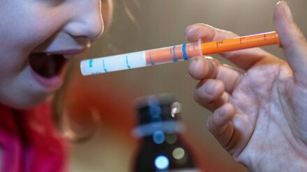 Vor wenigen Jahren waren Fiebersäfte für Kinder knapp, nun hat sich die Lage gebessert (Archivbild)