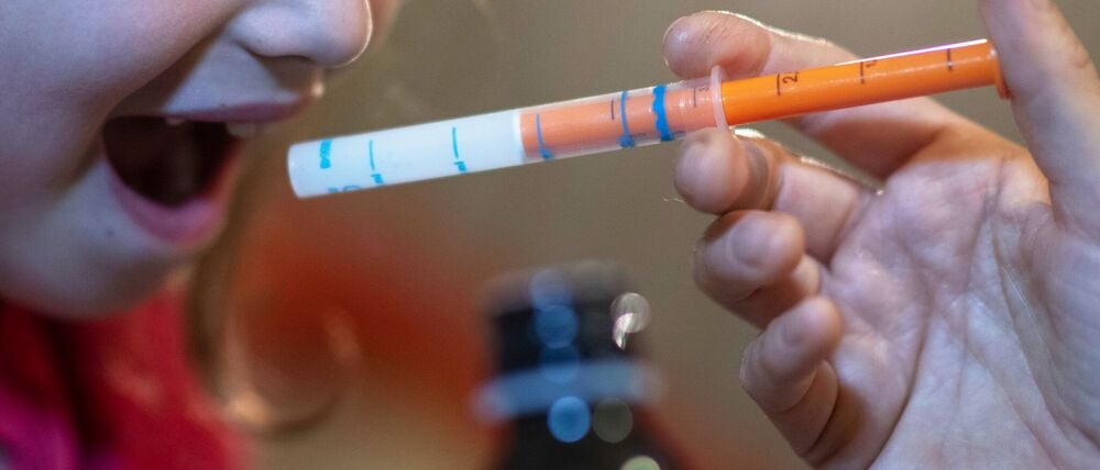 Vor wenigen Jahren waren Fiebersäfte für Kinder knapp, nun hat sich die Lage gebessert (Archivbild)