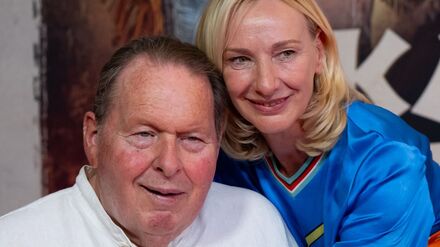 Kabarettist Ottfried Fischer, hier mit seiner Frau Simone, kann nach eigenen Worten mit Moderator Thomas Gottschalk mitfühlen. (Archivbild)