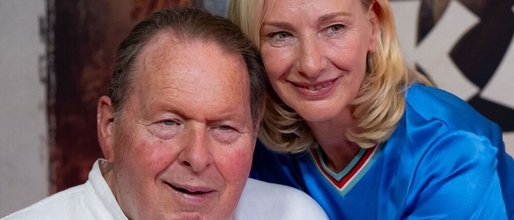 Kabarettist Ottfried Fischer, hier mit seiner Frau Simone, kann nach eigenen Worten mit Moderator Thomas Gottschalk mitfühlen. (Archivbild)