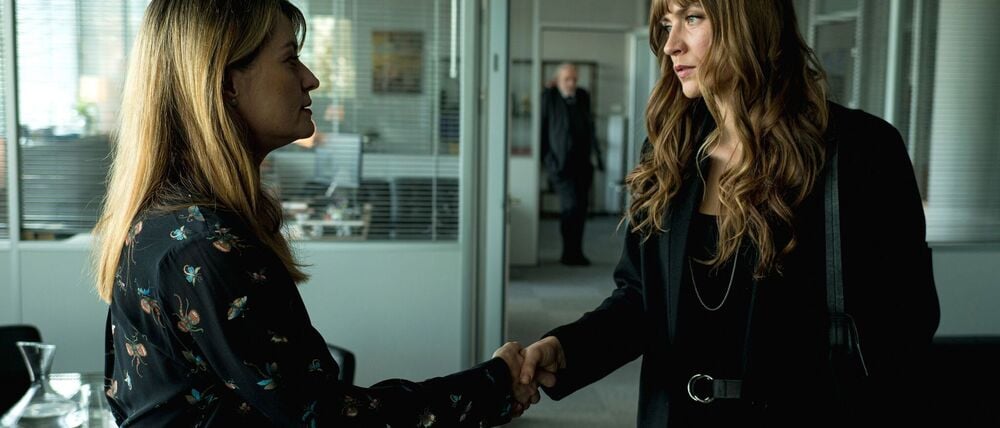 „Der Zürich-Krimi: Borchert und der Schlüssel zum Mord“: Hannah (Sophie Pfennigstorf, re.) und Dominique (Ina Paule Klink, li.) treffen eine Vereinbarung.