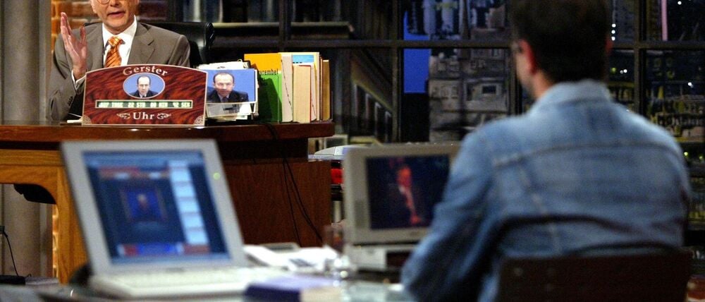 Mit Schreibtisch, Stand-up und spitzem Witz: Schmidt gilt bis heute als wichtigste Figur der deutschen Late-Night-Geschichte. (Archivbild)