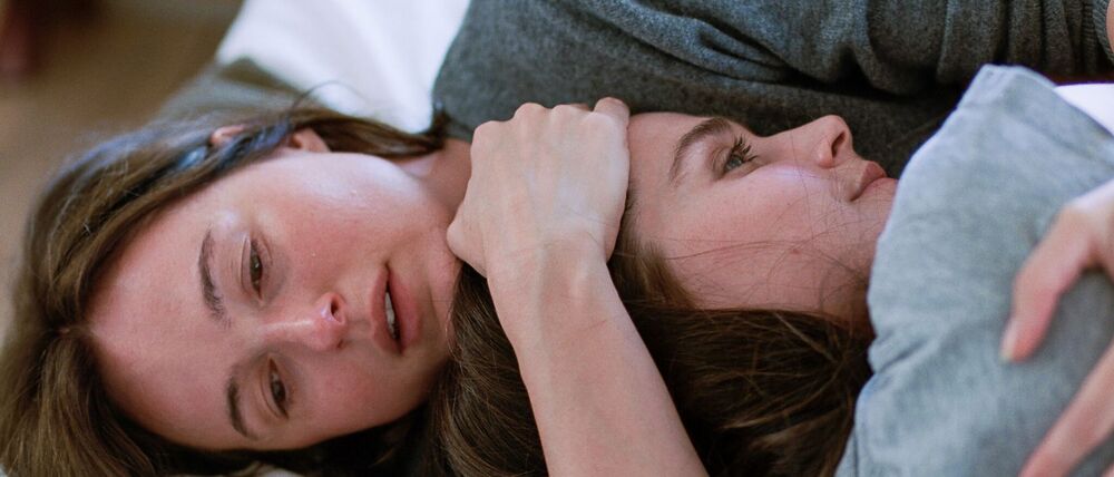 Renate Reinsve (l) als Nora Borg und Inga Ibsdotter Lilleaas als Agnes Borg Pettersen in einer Szene des Films "Sentimental Value".