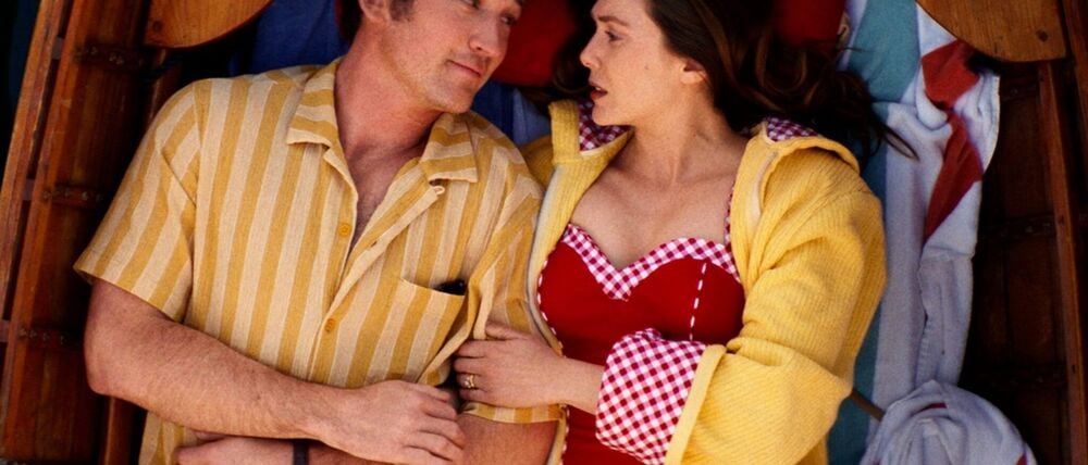 Miles Teller (l) als Larry, Elizabeth Olsen als Joan in einer Szene des Films.