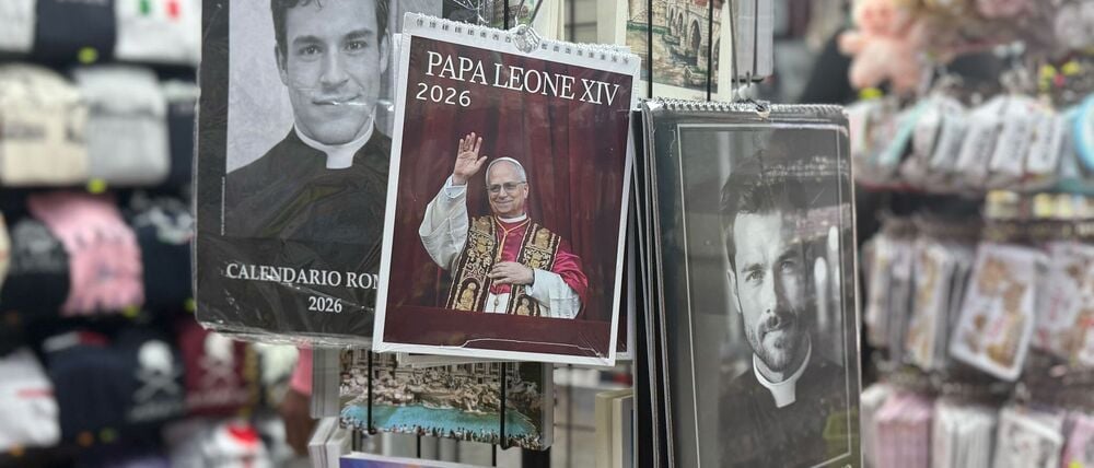 Rund um den Petersdom werden Kalender von Papst Leo XIV. sowie echten und falschen Priestern verkauft.