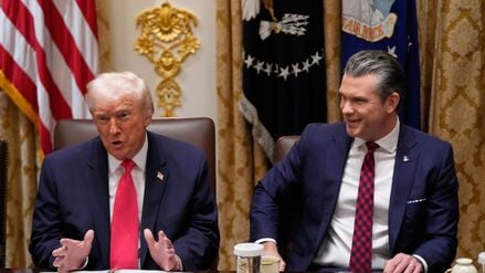 US-Präsident Donald Trump spricht während einer Kabinettssitzung im Weißen Haus neben US-Verteidigungsminister Pete Hegseth.