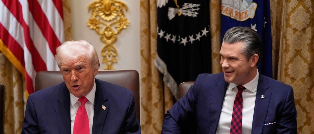 US-Präsident Donald Trump spricht während einer Kabinettssitzung im Weißen Haus neben US-Verteidigungsminister Pete Hegseth.
