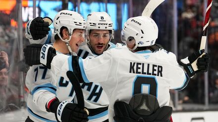 JJ Peterka (links) bejubelt mit seinen Teamkollegen eines von sieben Toren gegen Anaheim.