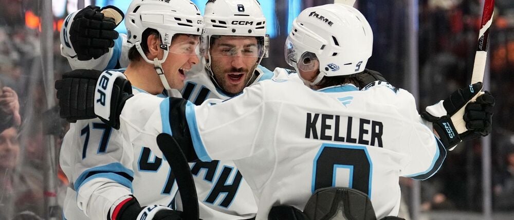 JJ Peterka (links) bejubelt mit seinen Teamkollegen eines von sieben Toren gegen Anaheim.