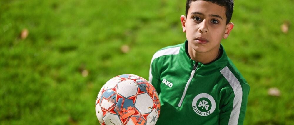 Der neunjährige Fußballer Wasen Al-Ali auf dem Sportplatz in Heisfelde.
