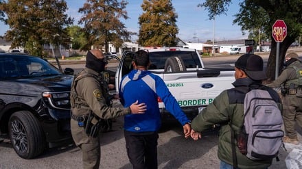 Zwei Personen werden am 3. Dezember 2025 in der Nähe eines Baumarkts der Kette Lowe’s in New Orleans, Louisiana, von Beamten der US-Zoll- und Grenzschutzbehörde (CBP) festgenommen (Symbolbild).