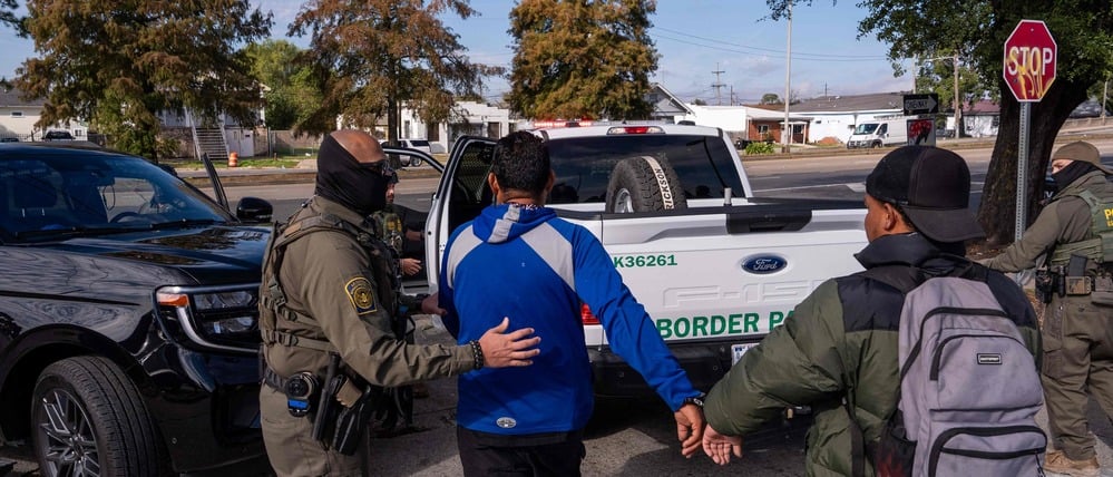 Zwei Personen werden am 3. Dezember 2025 in der Nähe eines Baumarkts der Kette Lowe’s in New Orleans, Louisiana, von Beamten der US-Zoll- und Grenzschutzbehörde (CBP) festgenommen (Symbolbild).