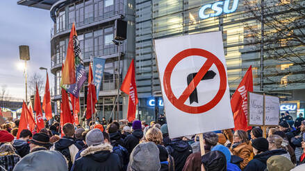 Nach Merz’ Kursschwenk in der Migrationspolitik mehrten sich die Brandmauer-Proteste.