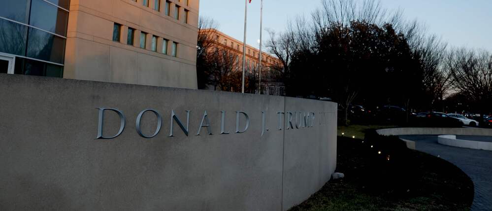 Der Name des US-Präsidenten Donald Trump ist seit Kurzem an der Fassade des Hauptsitzes des United States Institute of Peace (USIP) in Washington angebracht.