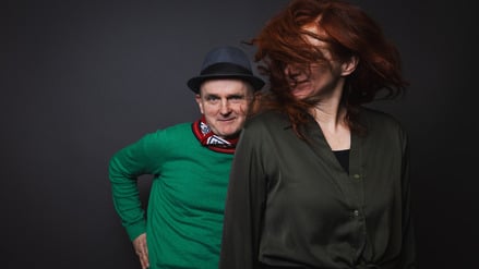 Die Künstler:innen Fehmi Baumbach (rechts) und Jim Avignon im Tagesspiegel-Studio.