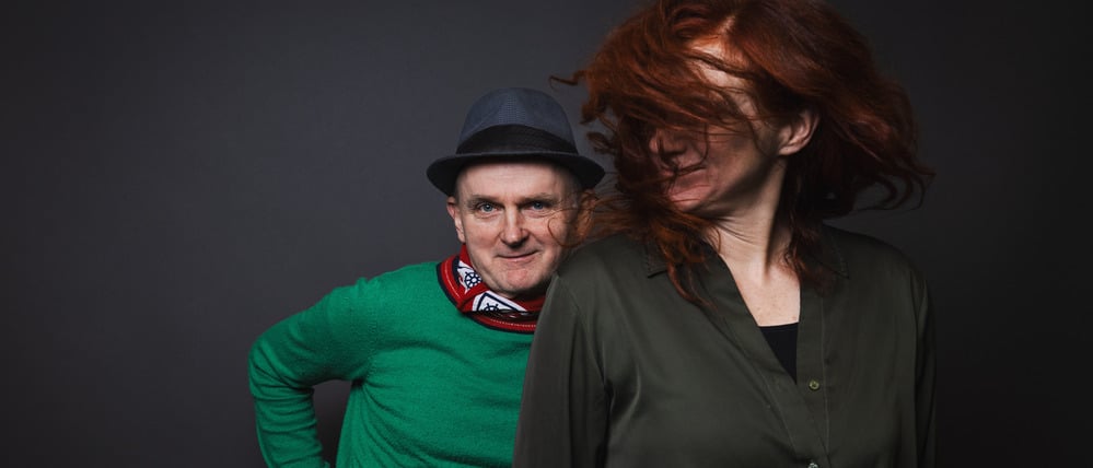 Die Künstler:innen Fehmi Baumbach (rechts) und Jim Avignon im Tagesspiegel-Studio.