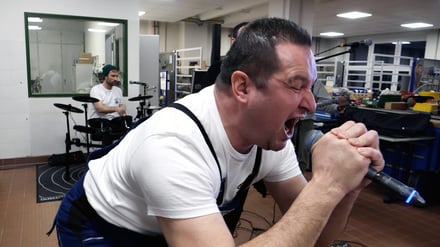 Als Frontmann der „Blaumanngroup“ lässt Ausbilder Andreas Gutt alles raus.