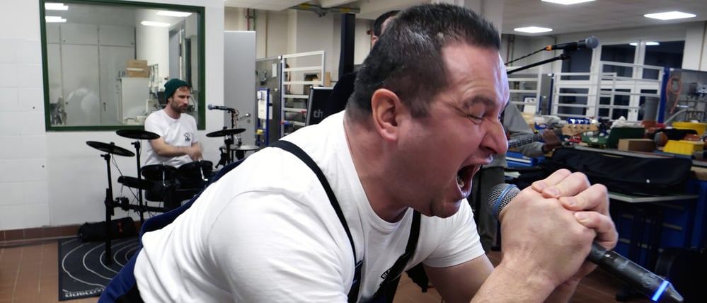 Als Frontmann der „Blaumanngroup“ lässt Ausbilder Andreas Gutt alles raus.