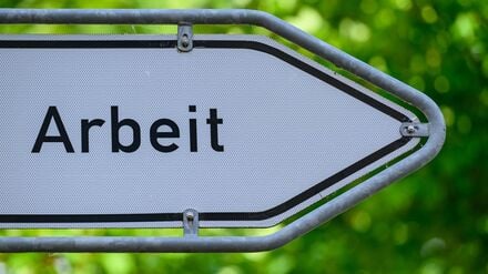 Auf 100 von Betrieben ausgeschriebene offene Stellen kamen bundesweit zuletzt 288 arbeitslos gemeldete Personen. (Archivbild)