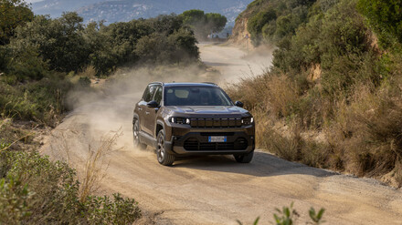 Der neue Jeep Compass auf einer „Gravel Road“ bei Barcelona