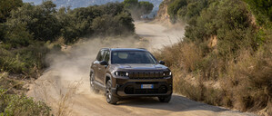 Der neue Jeep Compass auf einer „Gravel Road“ bei Barcelona