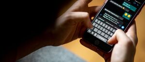 Eine Frau schreibt in der App Whatsapp eine Nachricht.