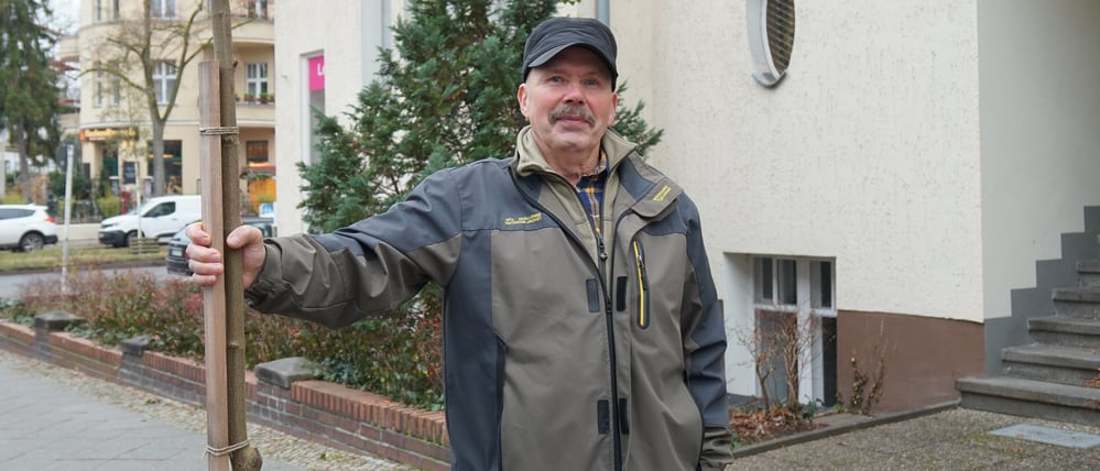 Der frühere Landschaftsgärtner Andreas Pietsch pflanzt auf eigene Faust neue Straßenbäume in Berlin-Schmargendorf.