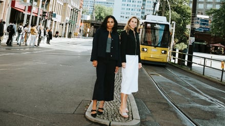 Die HerausgeberInnen: Cynthia Mensah-Neglopke und Daria Suvorova-Konstandin.