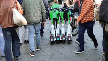 Mitten auf dem Gehweg abgestellte E-Scooter der Firma Lime in Berlin.