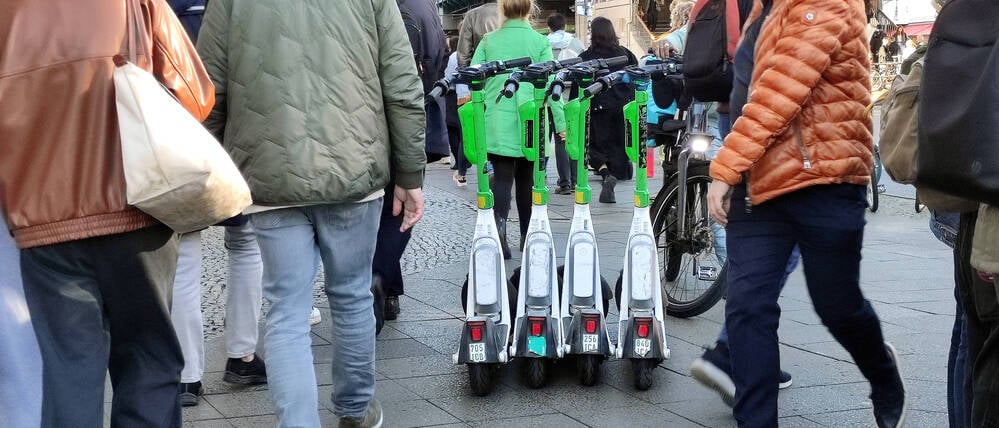 Mitten auf dem Gehweg abgestellte E-Scooter der Firma Lime in Berlin.