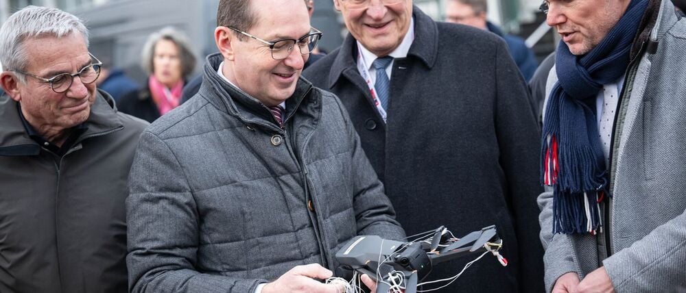 Bevor die Gespräche beginnen, zeigt die neue Drohnenabwehr-Einheit der Bundespolizeidirektion 11, was sie kann.