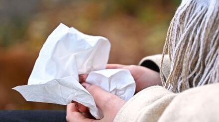 Jetzt brauchen viele Menschen wieder Taschentücher für die laufende Nase. (Symbolbild)