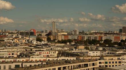 Blick über Berlin-Mitte nach Friedrichshain: Der landeseigenen Wohnungsbaugesellschaft WBM gehören vor allem in zentralen Bezirken wie Mitte und Kreuzberg-Friedrichshain Wohnungen und Gewerbeflächen.