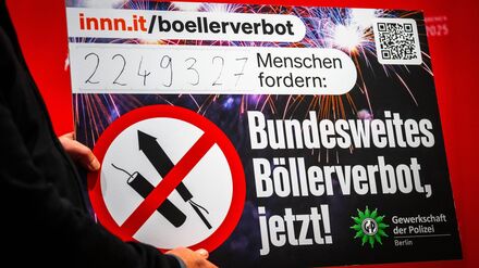 Die Gewerkschaft der Polizei Berlin hat eine Petition für ein Böllerverbot an den Vorsitzenden der Innenministerkonferenz Ulrich Mäurer (SPD) übergeben.
